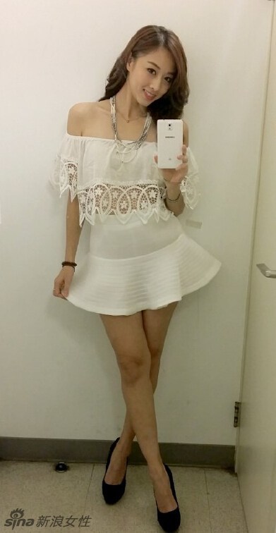 近日夏语心却在社交网站上po了一张被半裸男子强压在床,双腿大开且