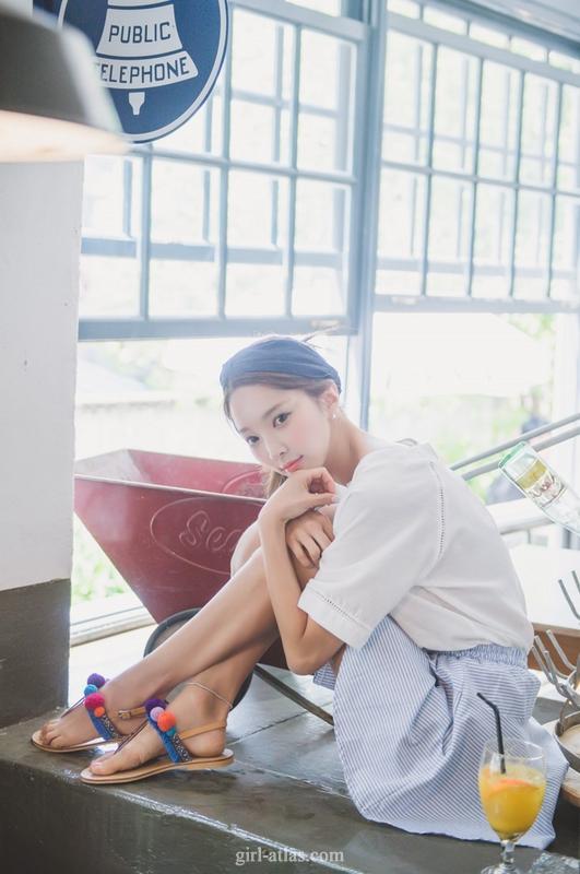 韩国车模朴秀然居家大片 衣衫半褪露香肩