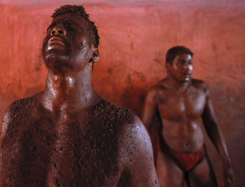 赤裸性感释放男性激情 揭秘印度神秘泥地摔跤