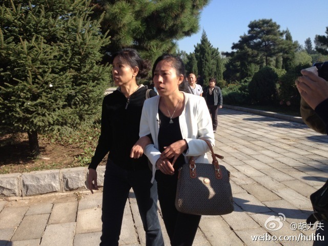 夏俊峰妻子取回亡夫骨灰