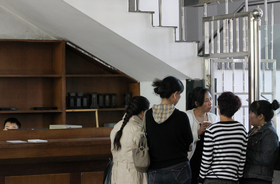 夏俊峰妻子取回亡夫骨灰