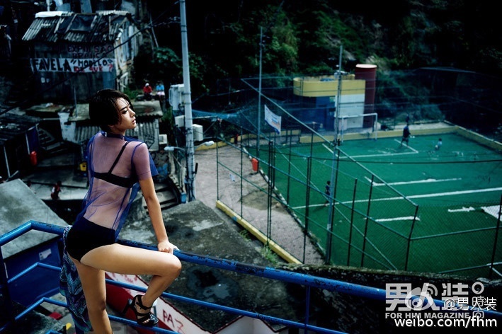 戚薇登《男人装》突破尺度 狂野性感