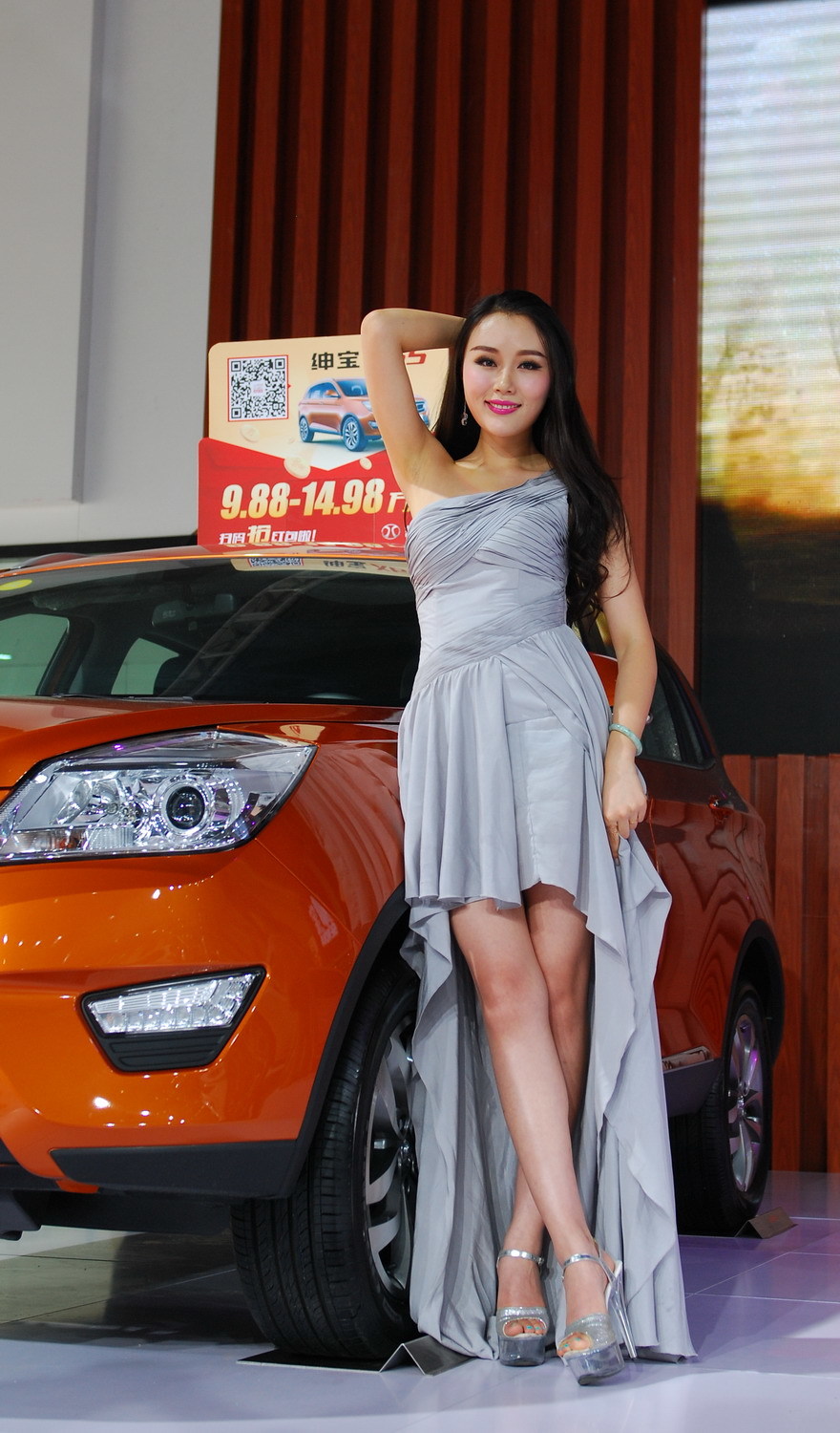 8月3日,第18届哈尔滨国际车展开幕,现在美女云集,性感车模争艳.