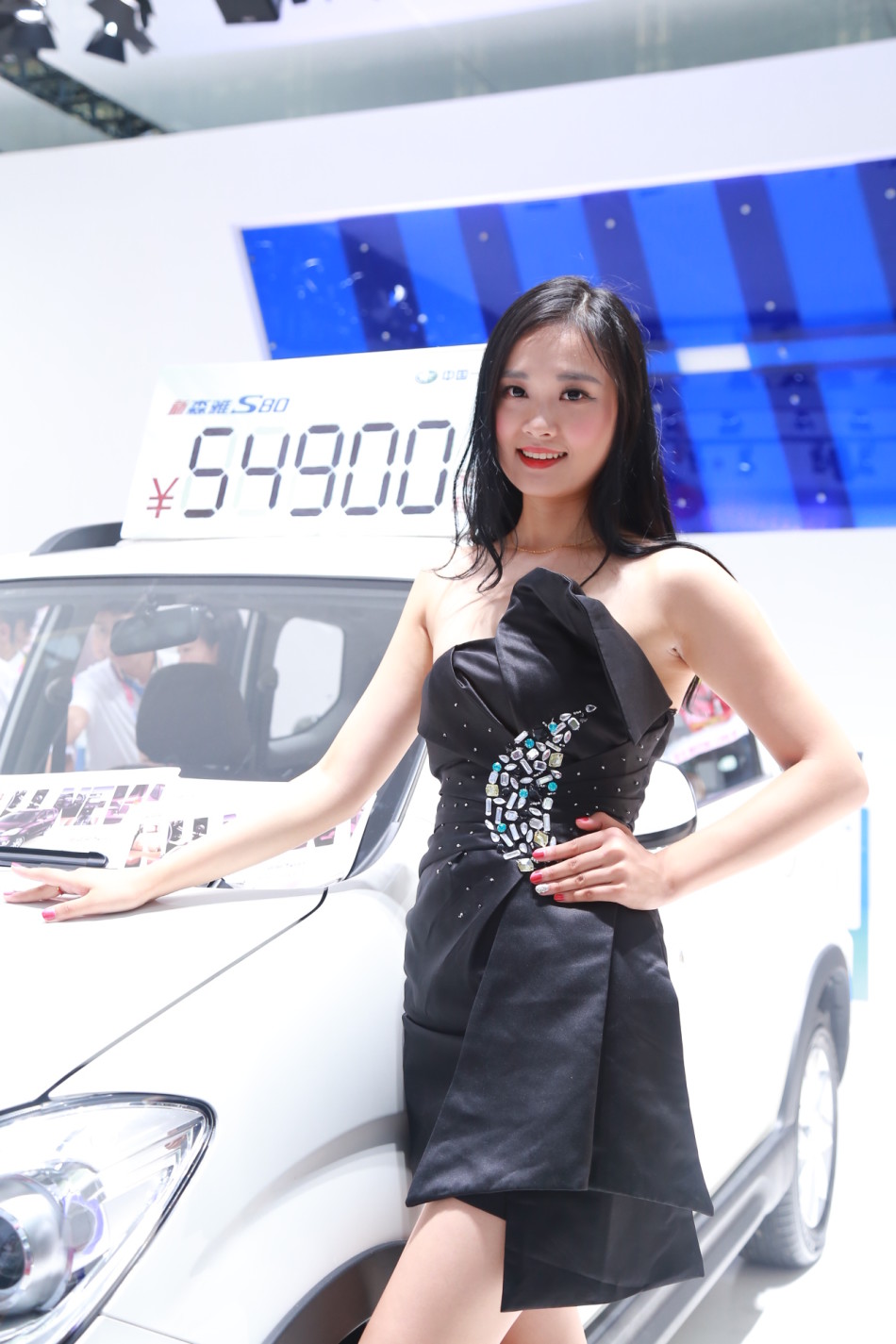 8月3日,第18届哈尔滨国际车展开幕,现在美女云集,性感车模争艳.