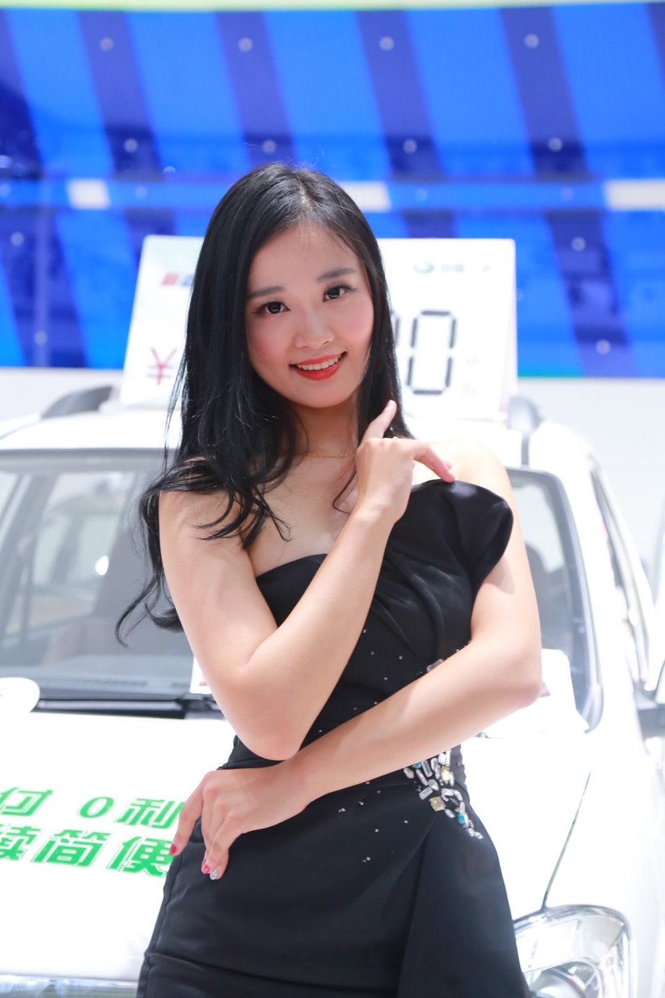 8月3日,第18届哈尔滨国际车展开幕,现在美女云集,性感车模争艳.