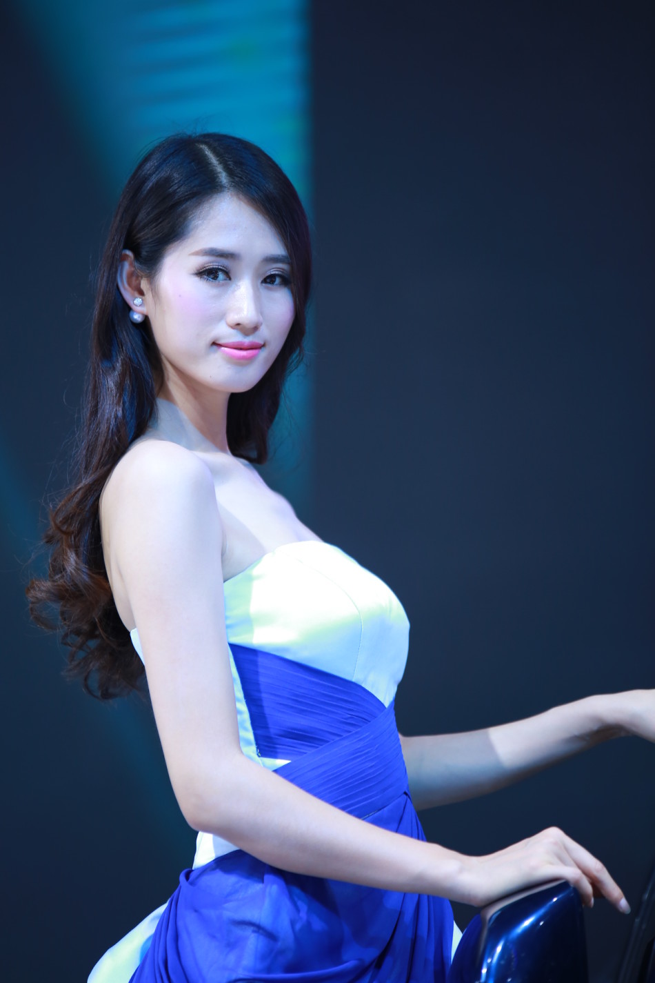 8月3日,第18届哈尔滨国际车展开幕,现在美女云集,性感车模争艳.
