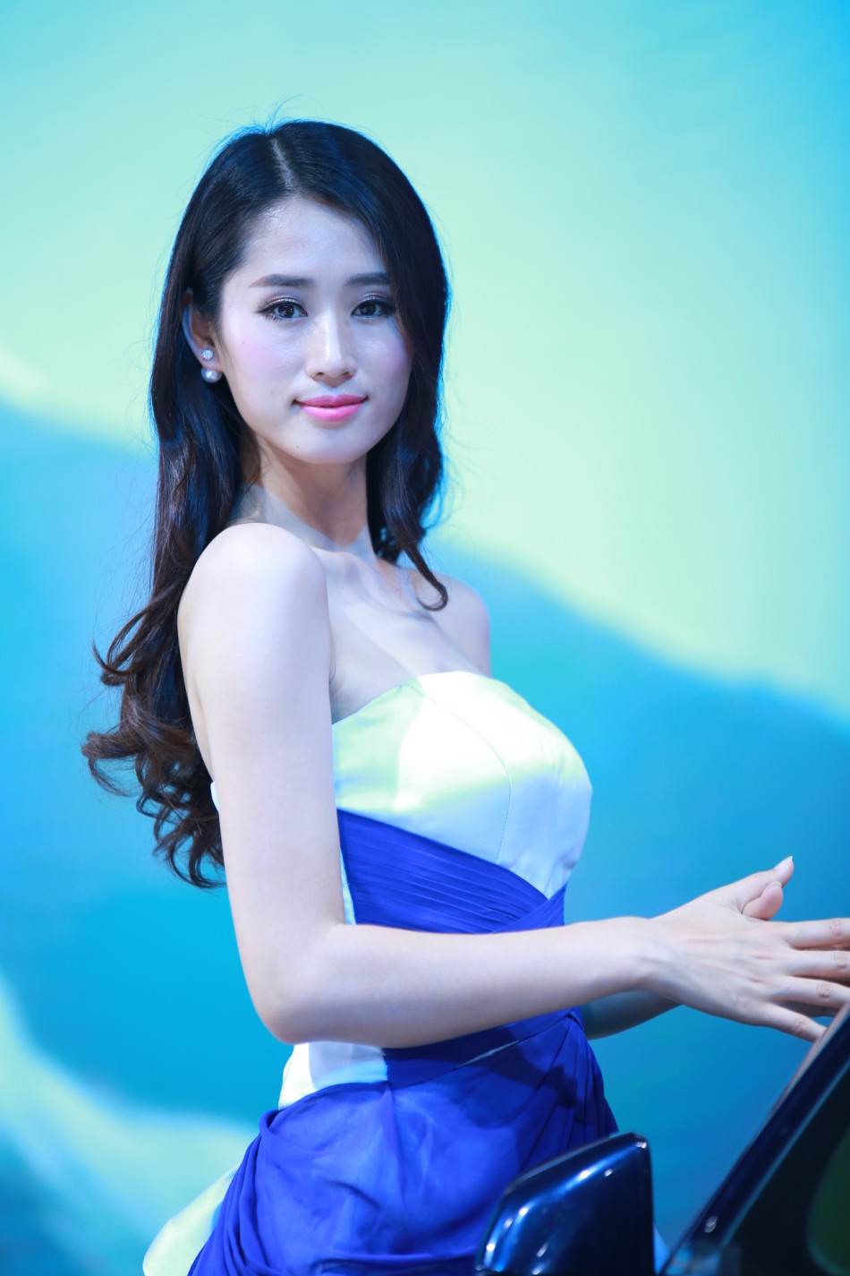 8月3日,第18届哈尔滨国际车展开幕,现在美女云集,性感车模争艳.