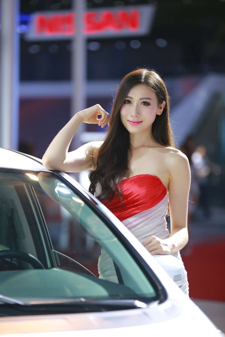 8月3日,第18届哈尔滨国际车展开幕,现在美女云集,性感车模争艳.