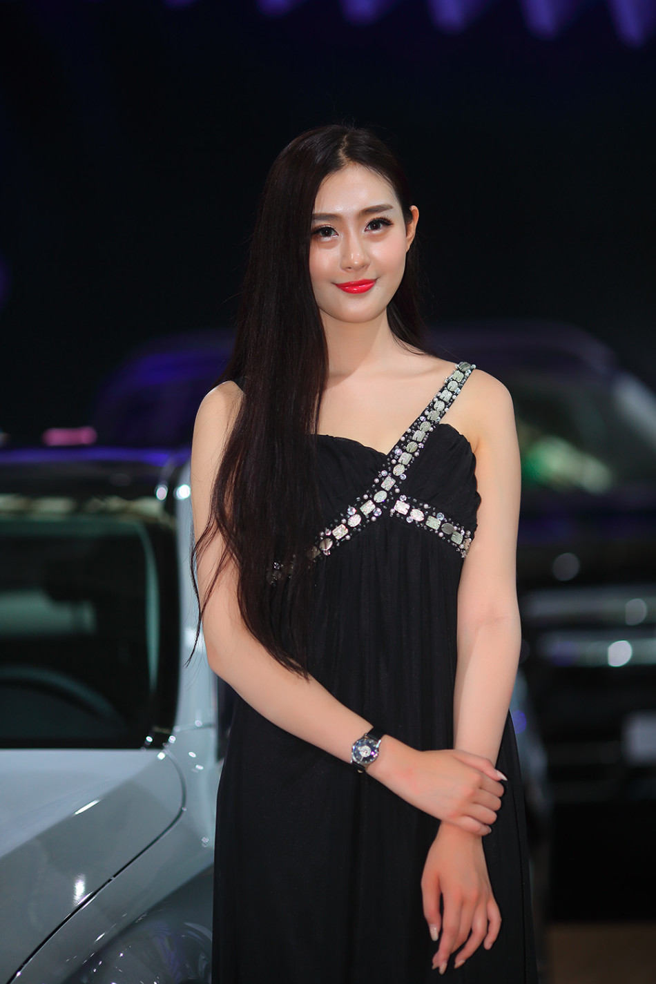 8月3日,第18届哈尔滨国际车展开幕,现在美女云集,性感车模争艳.