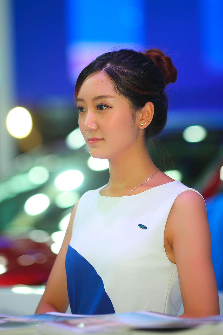 8月3日,第18届哈尔滨国际车展开幕,现在美女云集,性感车模争艳.