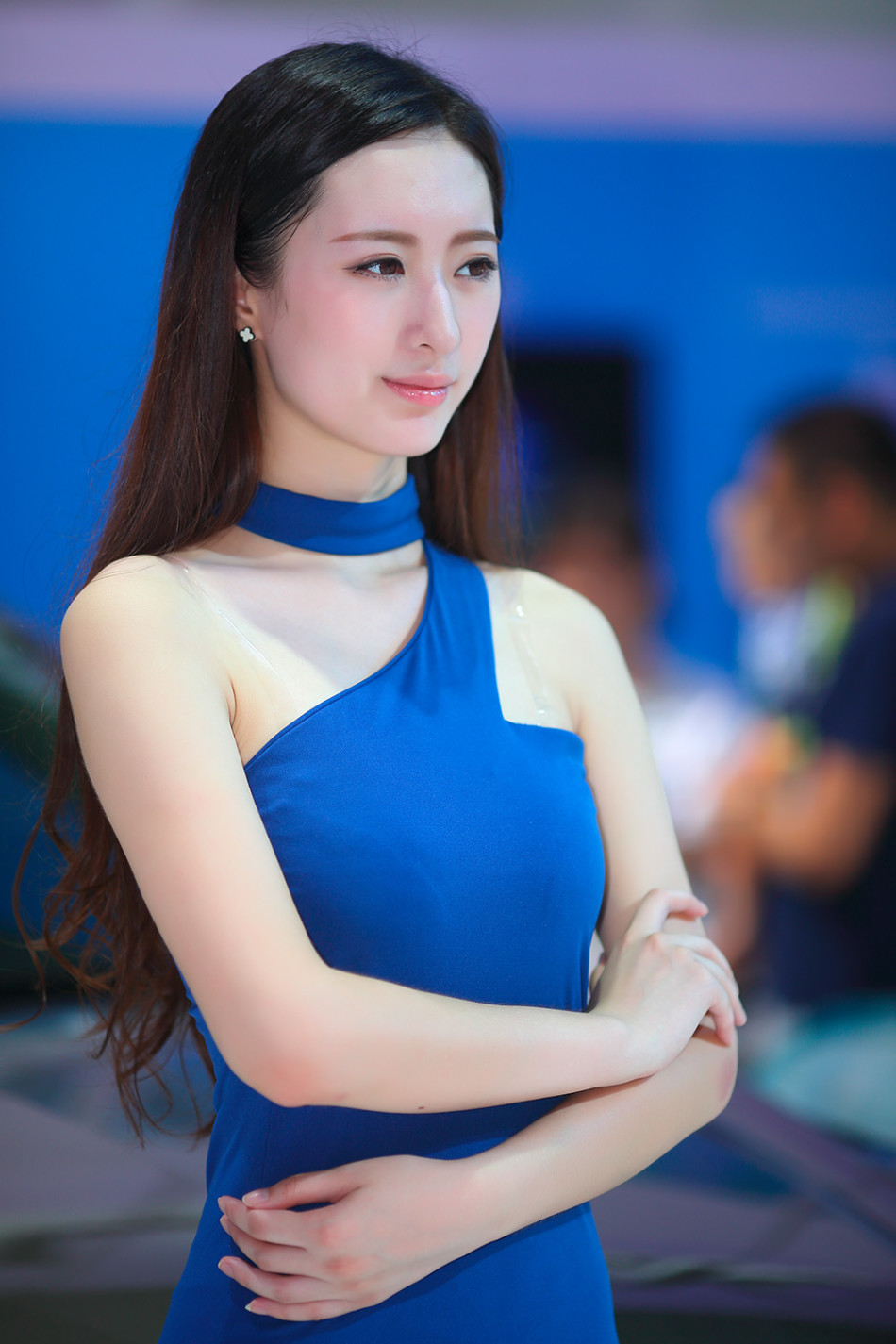 8月3日,第18届哈尔滨国际车展开幕,现在美女云集,性感车模争艳.