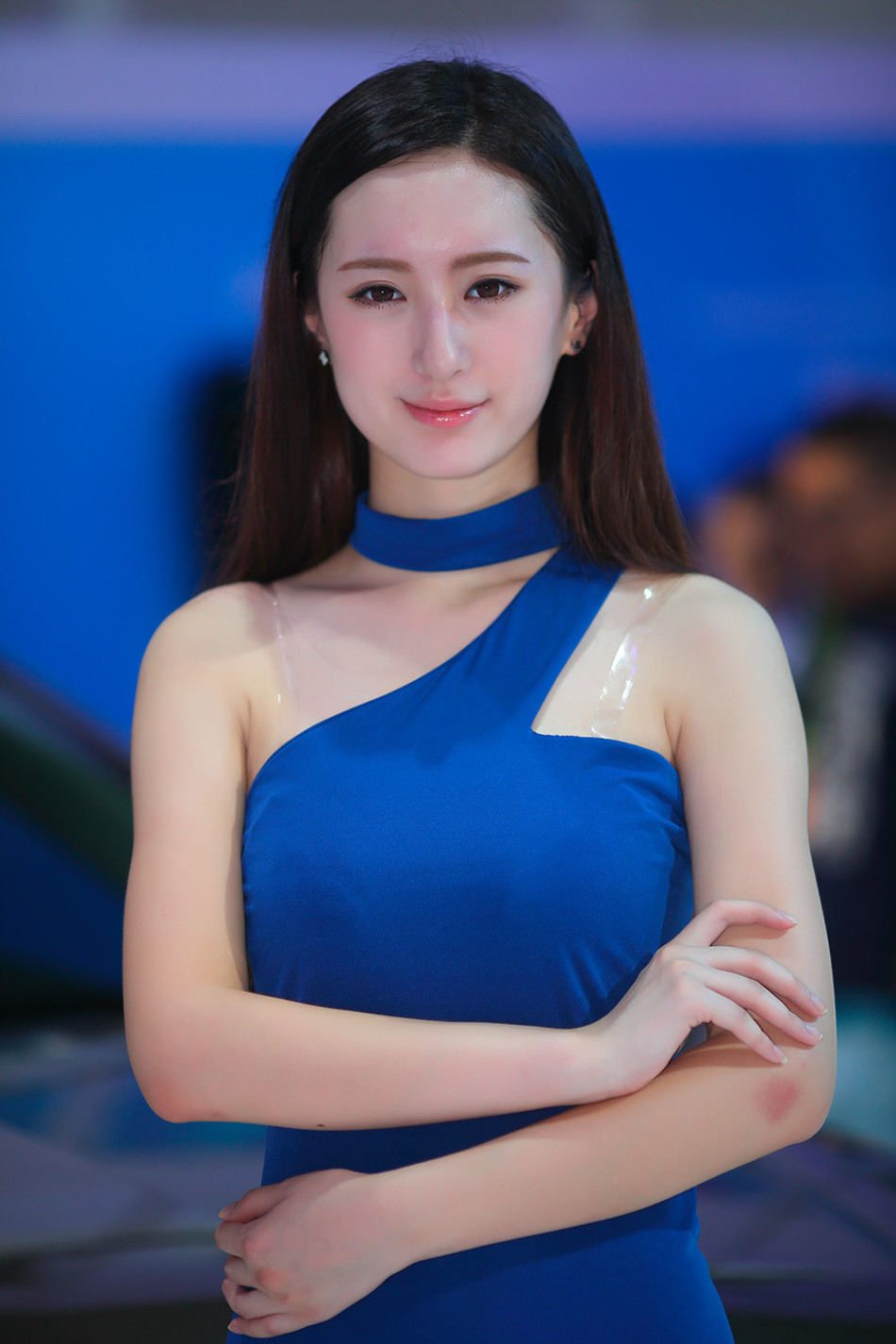 8月3日,第18届哈尔滨国际车展开幕,现在美女云集,性感车模争艳.