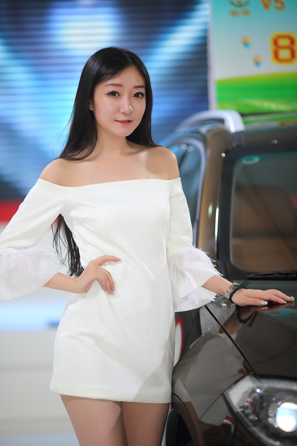 8月3日,第18届哈尔滨国际车展开幕,现在美女云集,性感车模争艳.