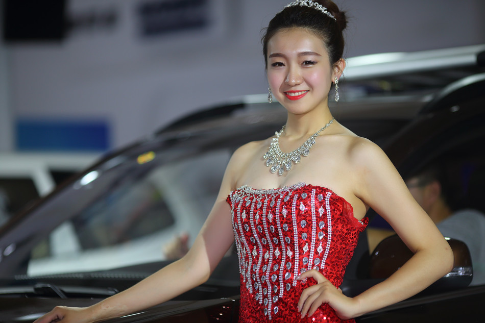 8月3日,第18届哈尔滨国际车展开幕,现在美女云集,性感车模争艳.