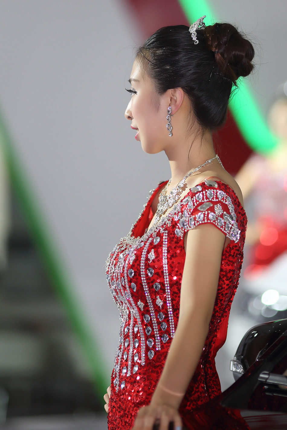 8月3日,第18届哈尔滨国际车展开幕,现在美女云集,性感车模争艳.