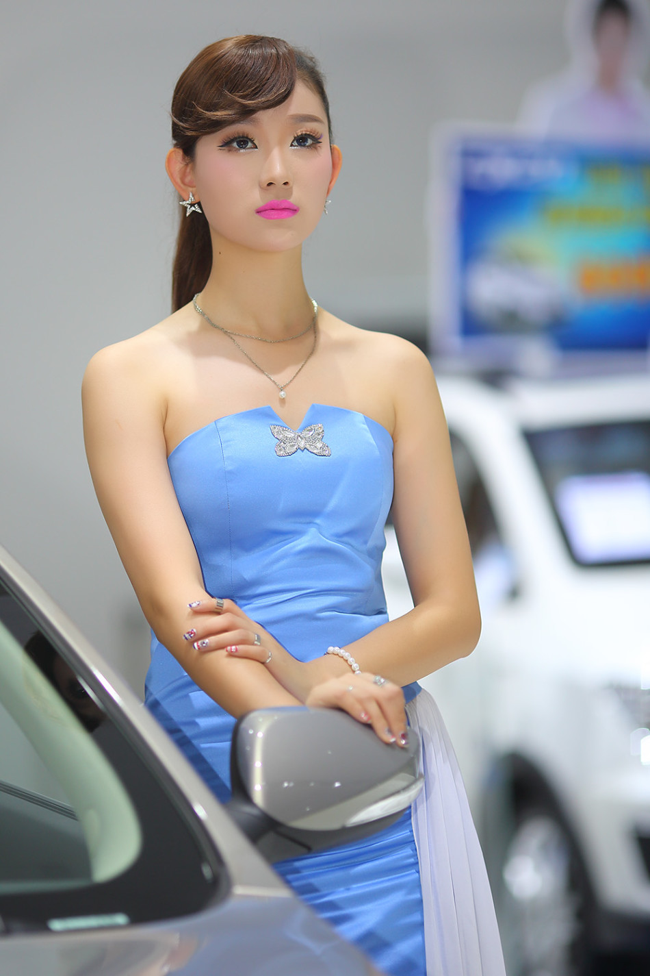8月3日,第18届哈尔滨国际车展开幕,现在美女云集,性感车模争艳.