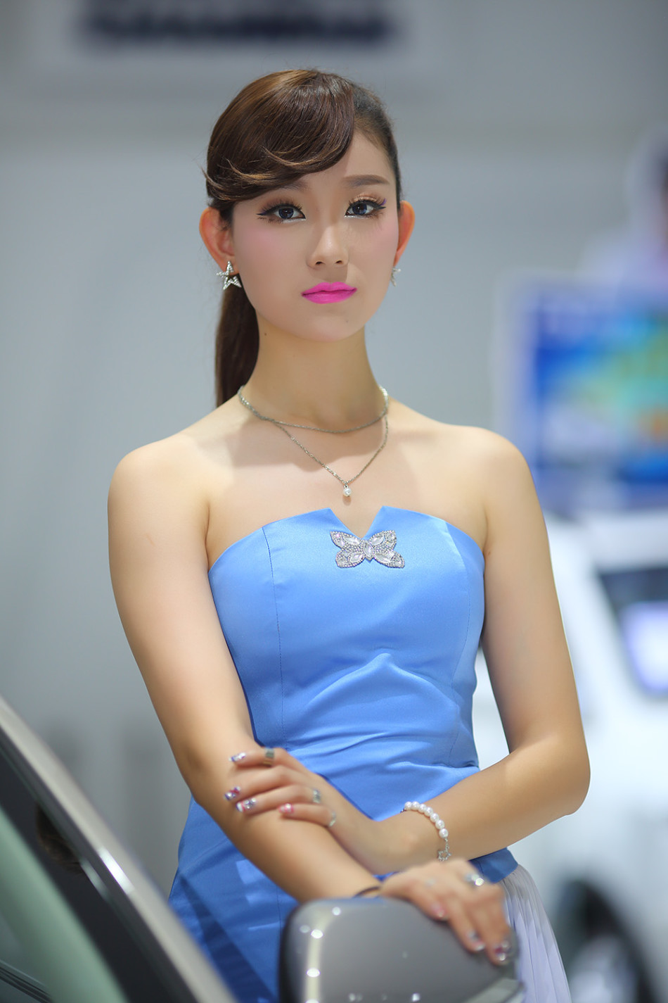 8月3日,第18届哈尔滨国际车展开幕,现在美女云集,性感车模争艳.