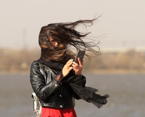 哈尔滨大风六七级 头发凌乱也要自拍