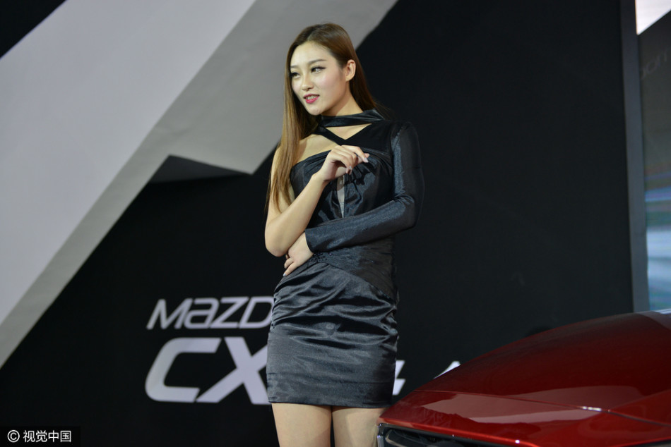 沈阳国际车展:高挑车模露背秀美腿成靓丽景色.