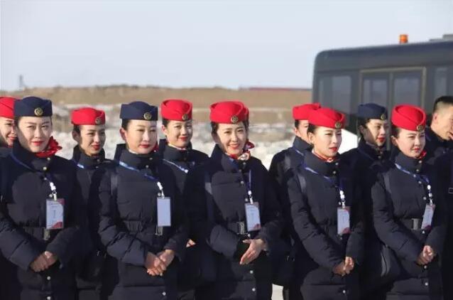 "龙江航空"一空姐酷似女星佟丽娅