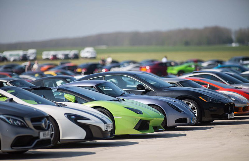 210辆超跑齐聚英国机场场面壮观