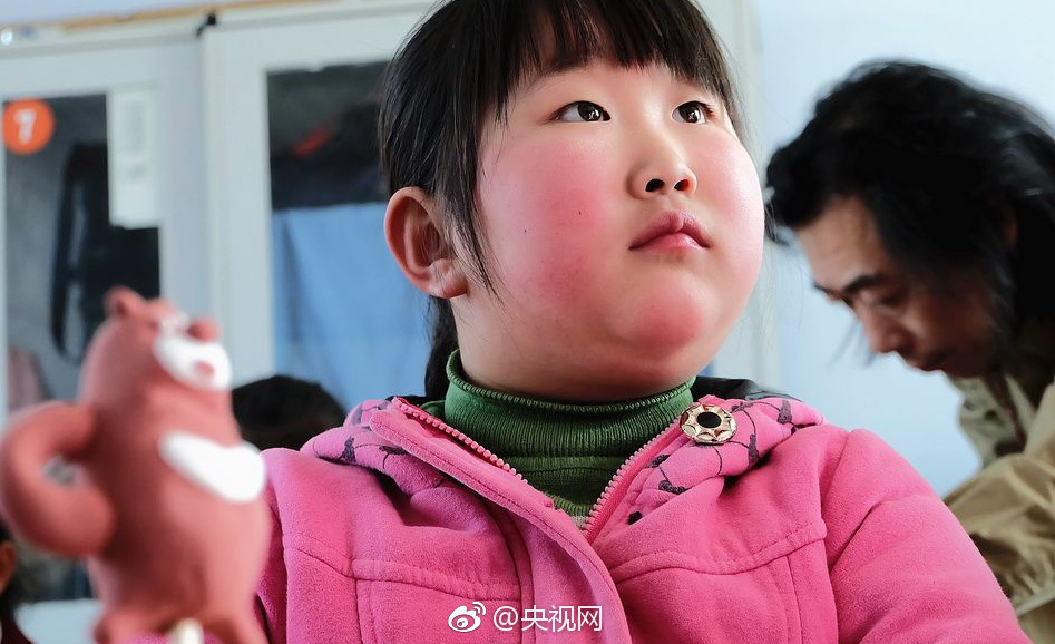 在哈尔滨市阿城区一乡村小学,一名脸蛋红扑扑的小女孩,长相有几分酷似