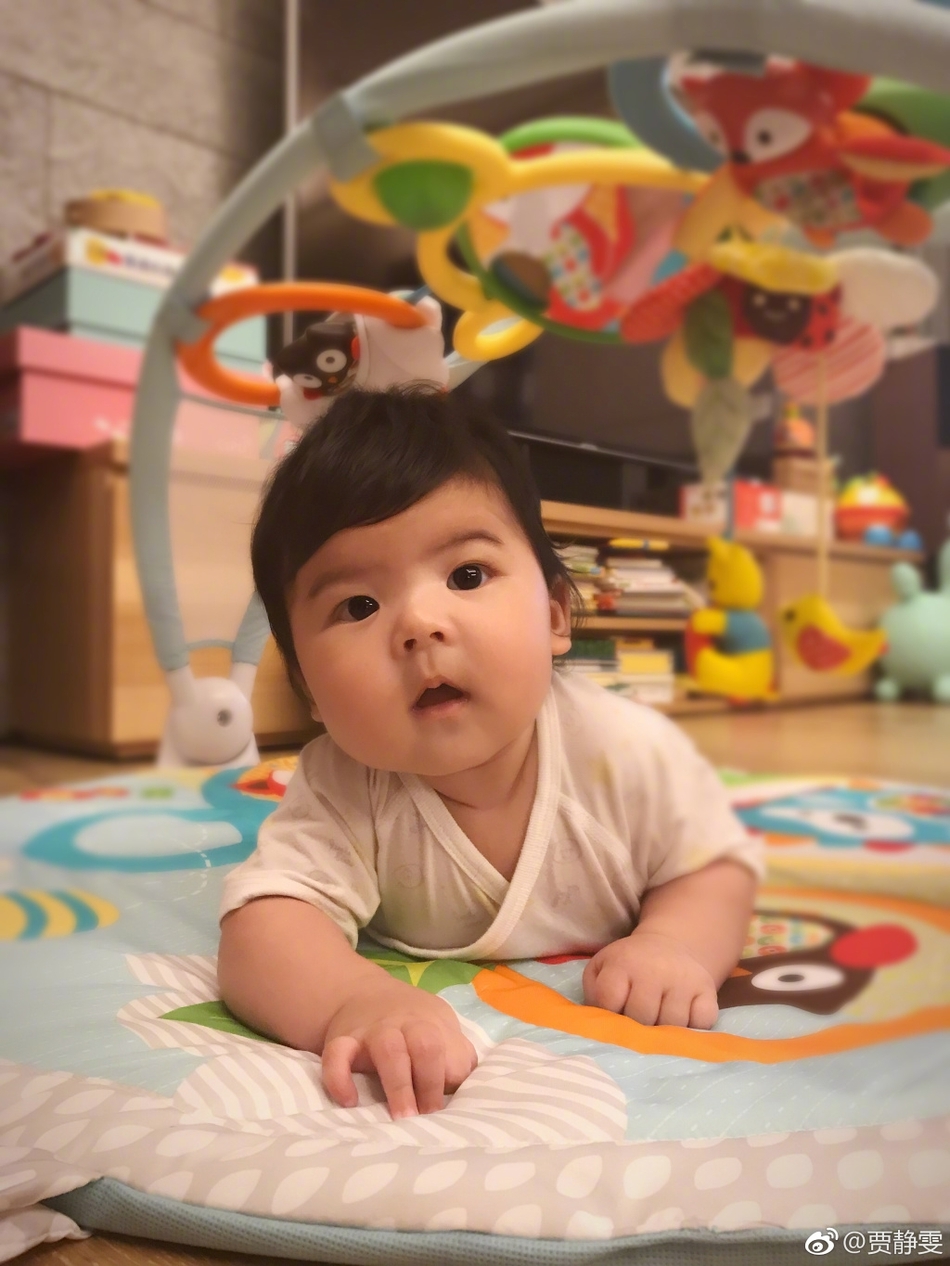 贾静雯小女儿bo钮学会翻身得意萌笑