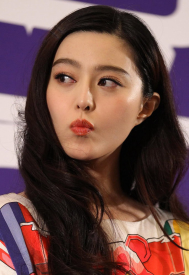 挤眉弄眼嘟嘴 大龄明星装嫩表情大全