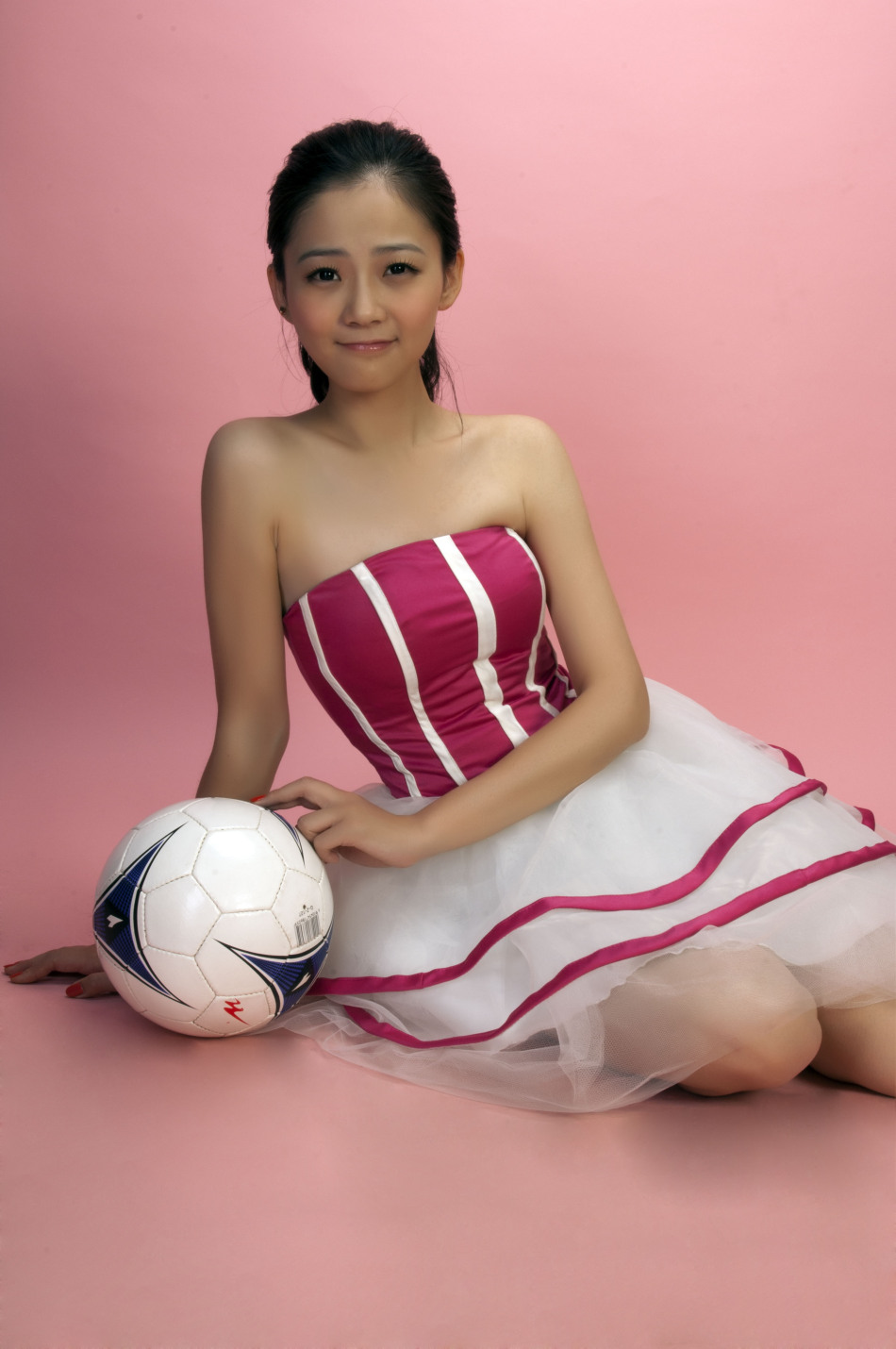 微女郎:清纯萝莉化身足球宝贝 队服诱惑写真