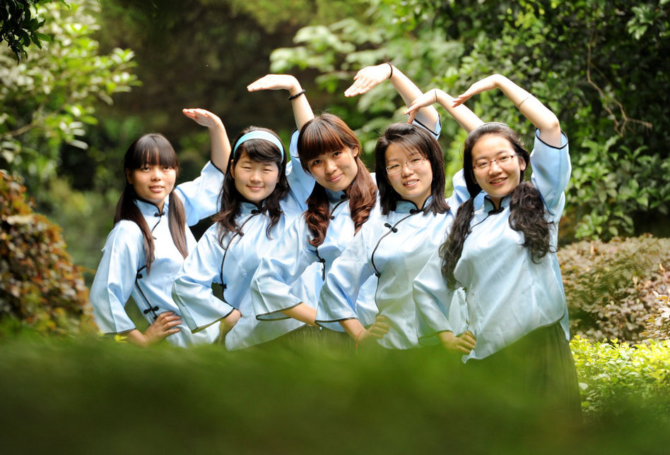 高清:大学毕业生爱上"民国风"毕业照