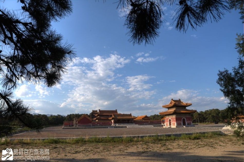 清西陵昌陵夏日风景 1/24                     清西陵昌陵是清朝嘉庆
