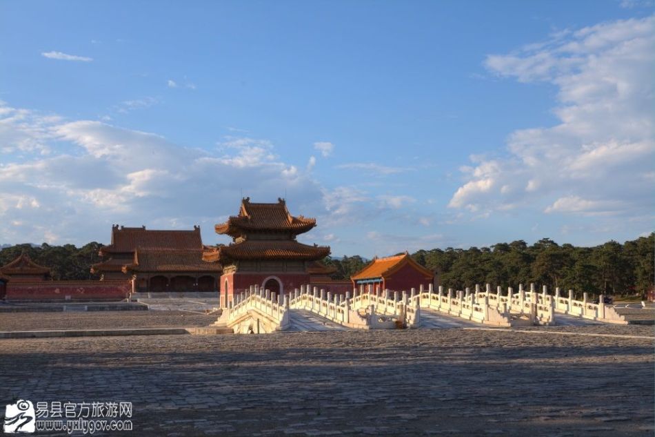 清西陵昌陵夏日风景 1/24                     清西陵昌陵是清朝嘉庆