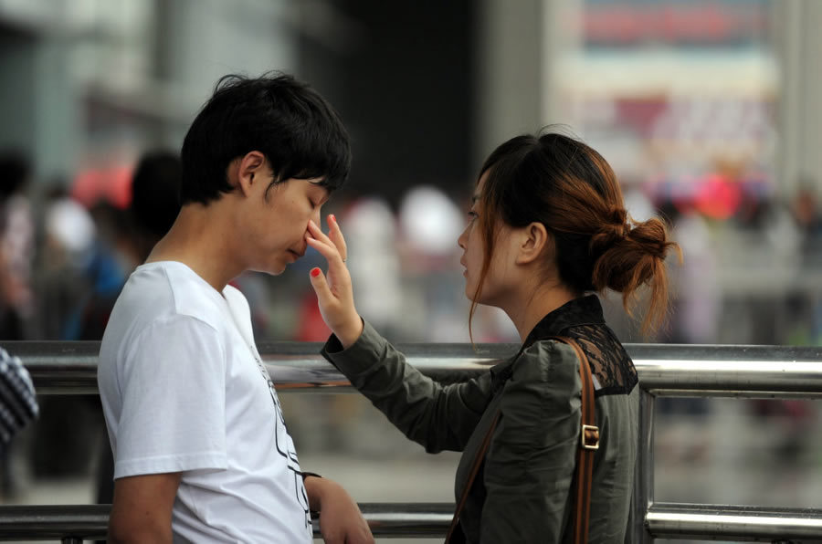 青春散场 大学情侣同窗依依惜别