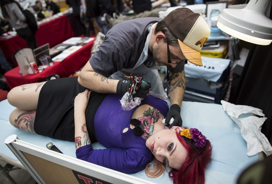 法兰克福国际纹身大会开幕 爱好者现场纹身