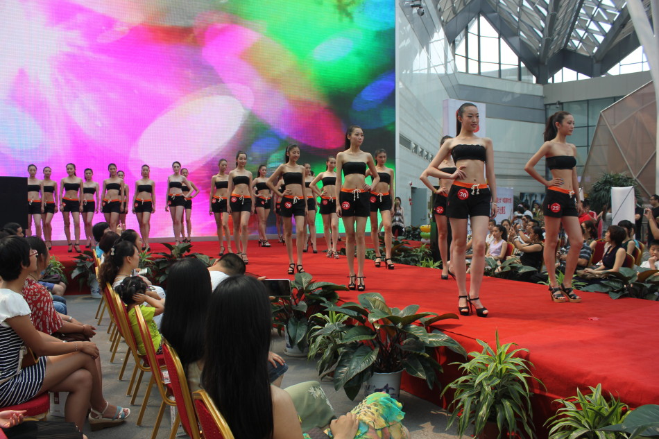 河北"美少女"模特选拔 众佳丽泳装上阵