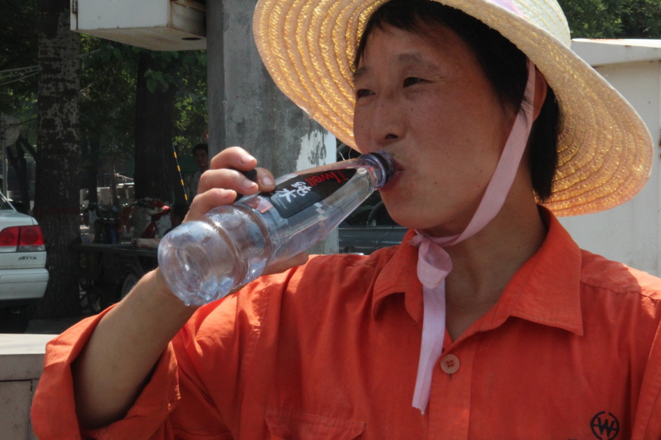 新浪河北启动爱心送水季 为环卫工送水8000瓶