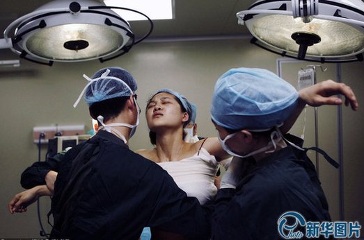 现场揭秘女性整容隆胸手术_高清图集_新浪网