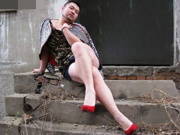 猫步,而无数的姑娘们穿着布条装透视装……估计你会和众网友一起吐槽