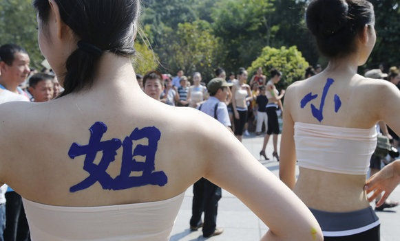 海边人体彩绘内衣视频(3)