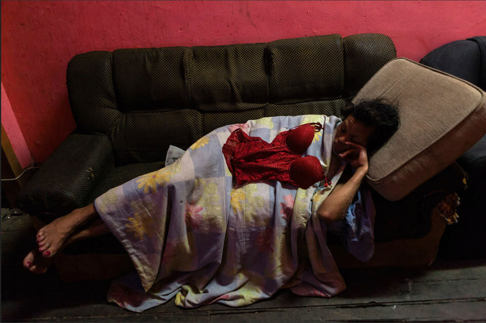 实拍巴西异装癖者社区 展雌雄同体性感美