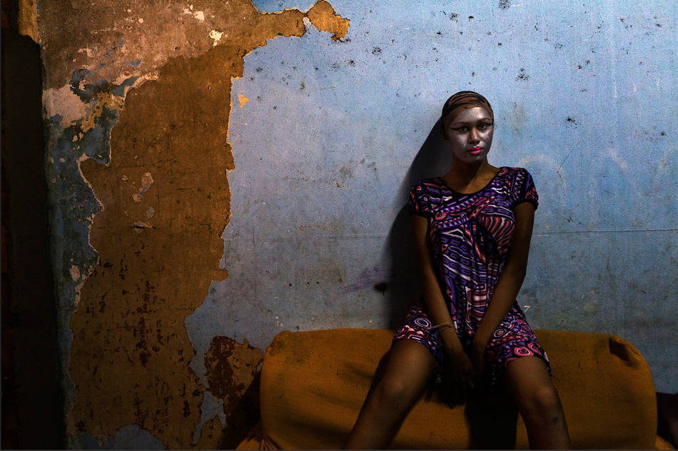 实拍巴西异装癖者社区 展雌雄同体性感美