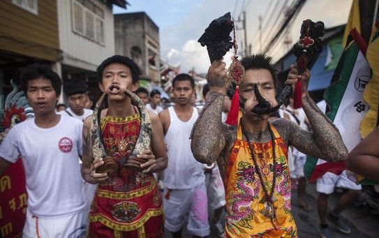 近乎变态的泰国人体穿刺 惊世骇俗