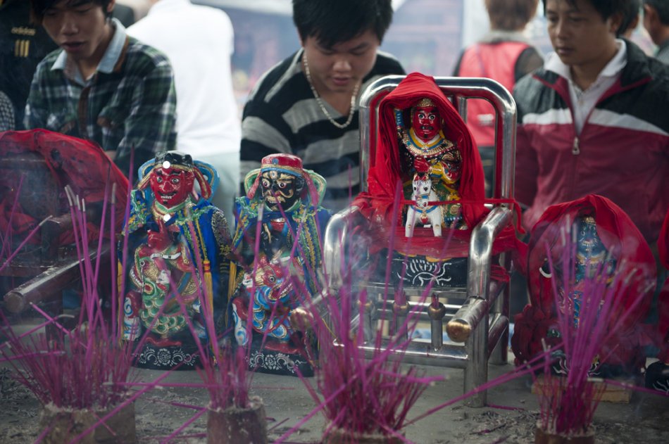 1 / 14 有人说,三月前后在海南各地集中显现的公期和军坡节,是"最海南