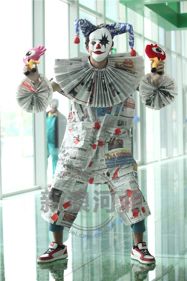 通过模特走秀的形式向学生们宣传环保理念,这些