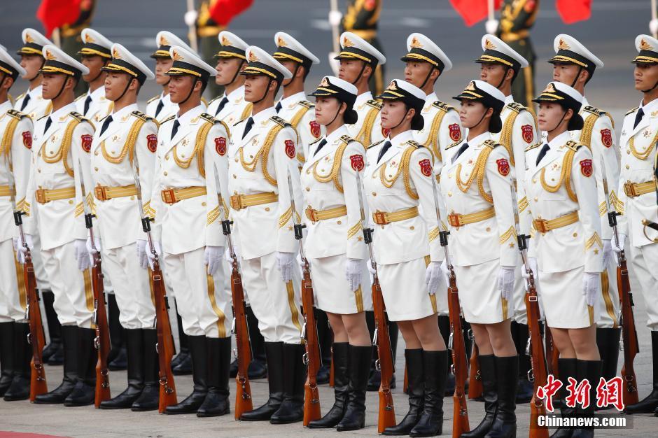 解放军三军仪仗队及军乐队着新式礼宾服亮相_高清图集_新浪网