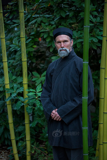 莫承华常身着一身黑,束发盘髻,作传统的道士装扮.