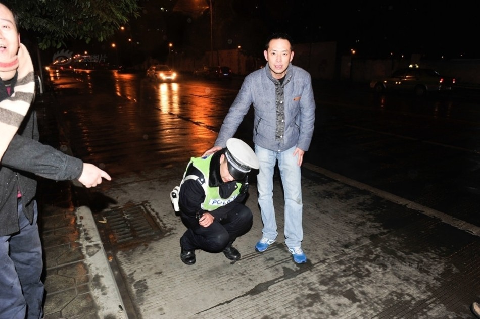 事发现场,一名警官被疑似醉酒女司机踢下体.