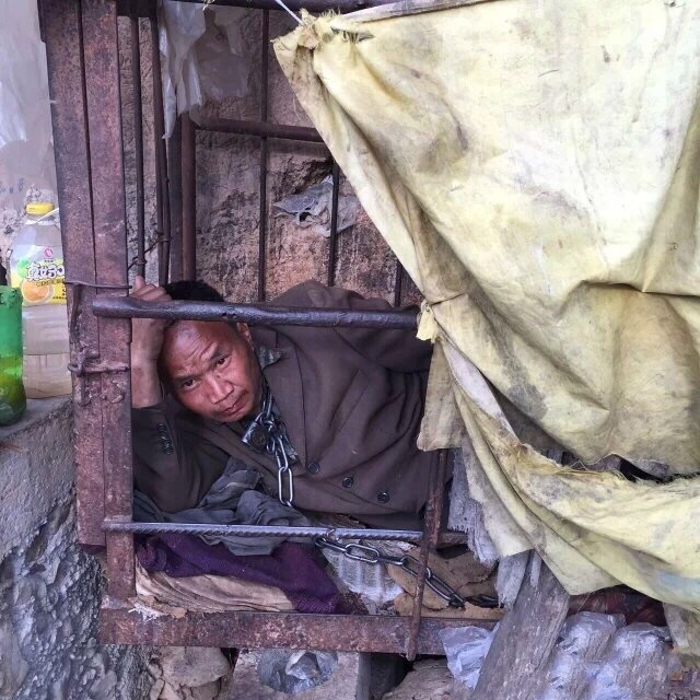 精神病男子杀害奶奶 被家人锁铁笼11年