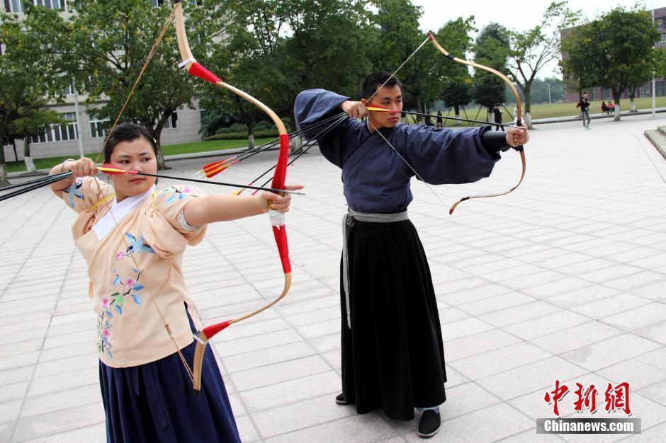 男女生穿汉服射箭抚琴 被称神雕侠侣_新浪图片