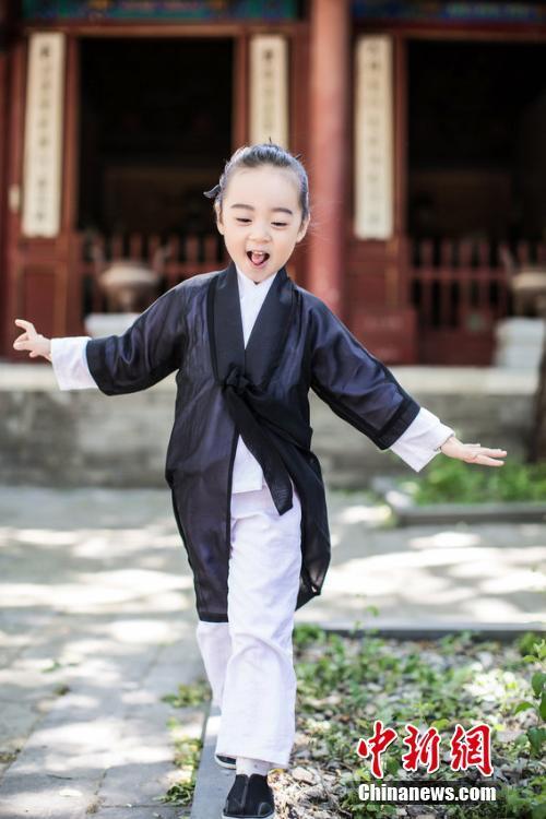 三萌娃扮"道士"唤醒网友儿时记忆